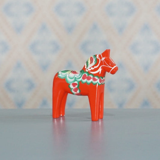 Dalapferd Original rot 16 cm von Nils Olsson in schwedischem Interieur