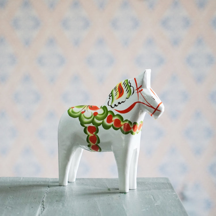 Dalapferd Original weiß 13 cm in schwedischem Interieur