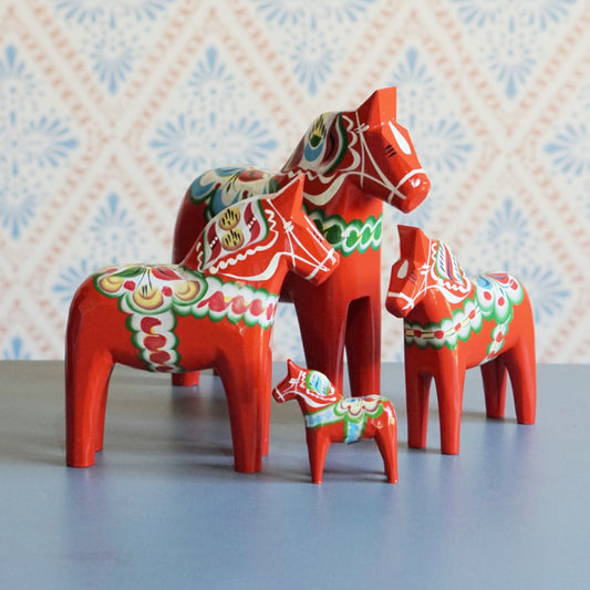 Dalapferd Original in 4 Größen in schwedischem Interieur