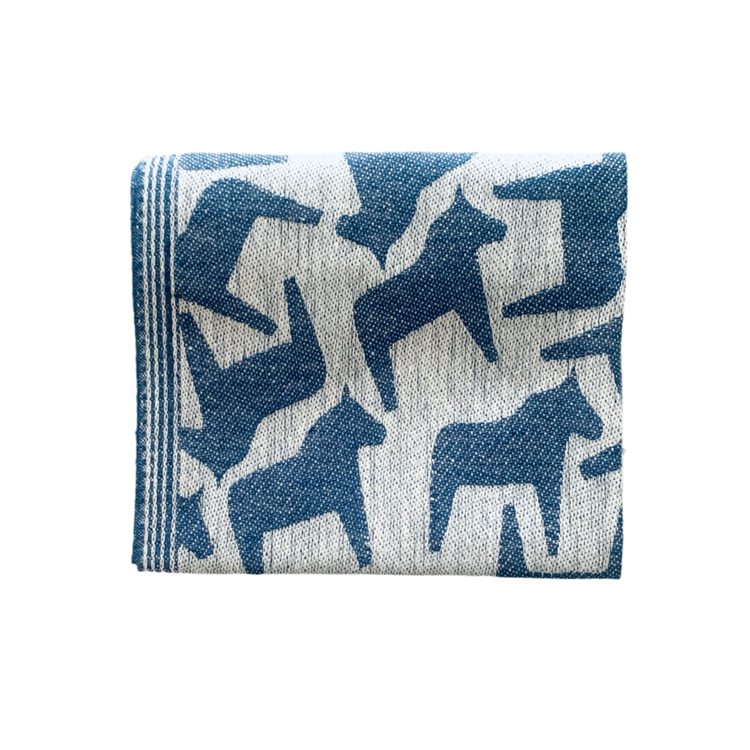 Handtuch mit Muster Dalapferd zusammengefaltet in blau, blaue Pferde auf hellem Grund