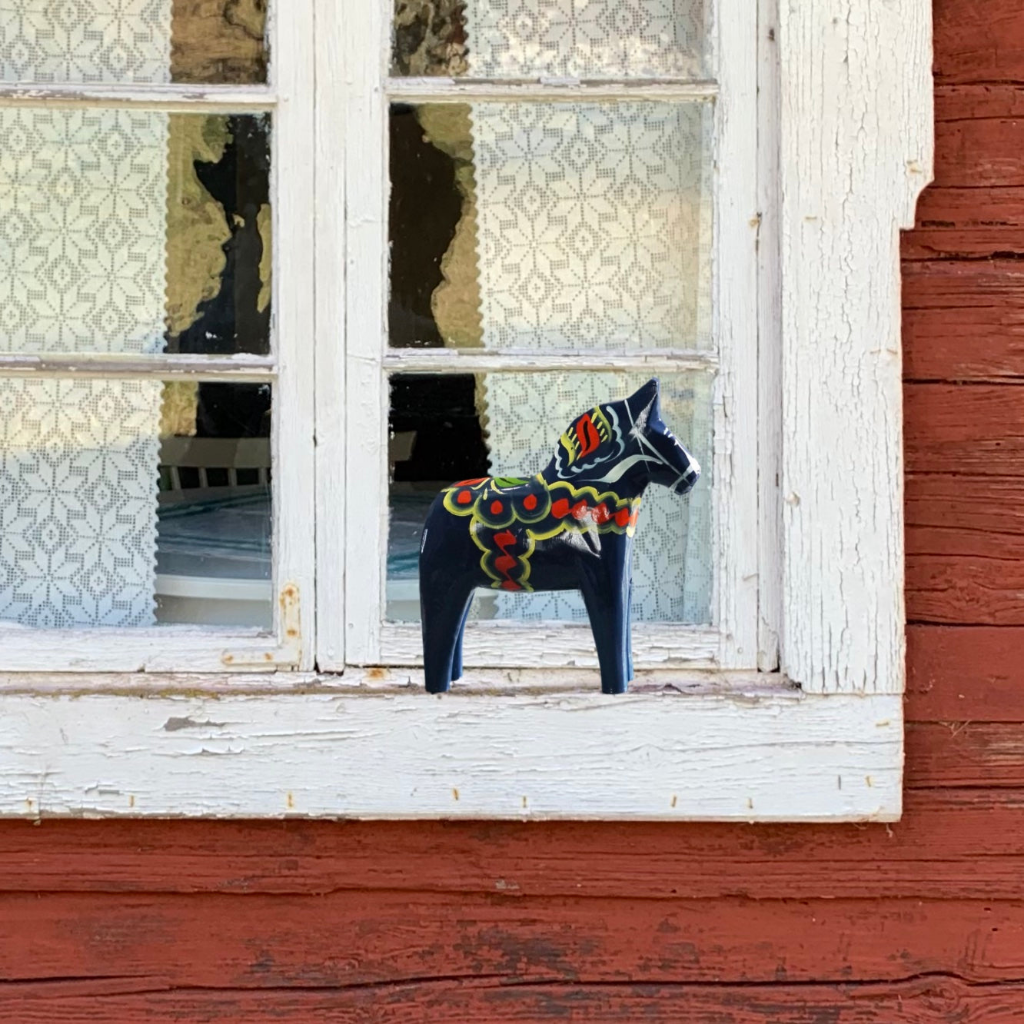 Dalapferd blau auf Fenster