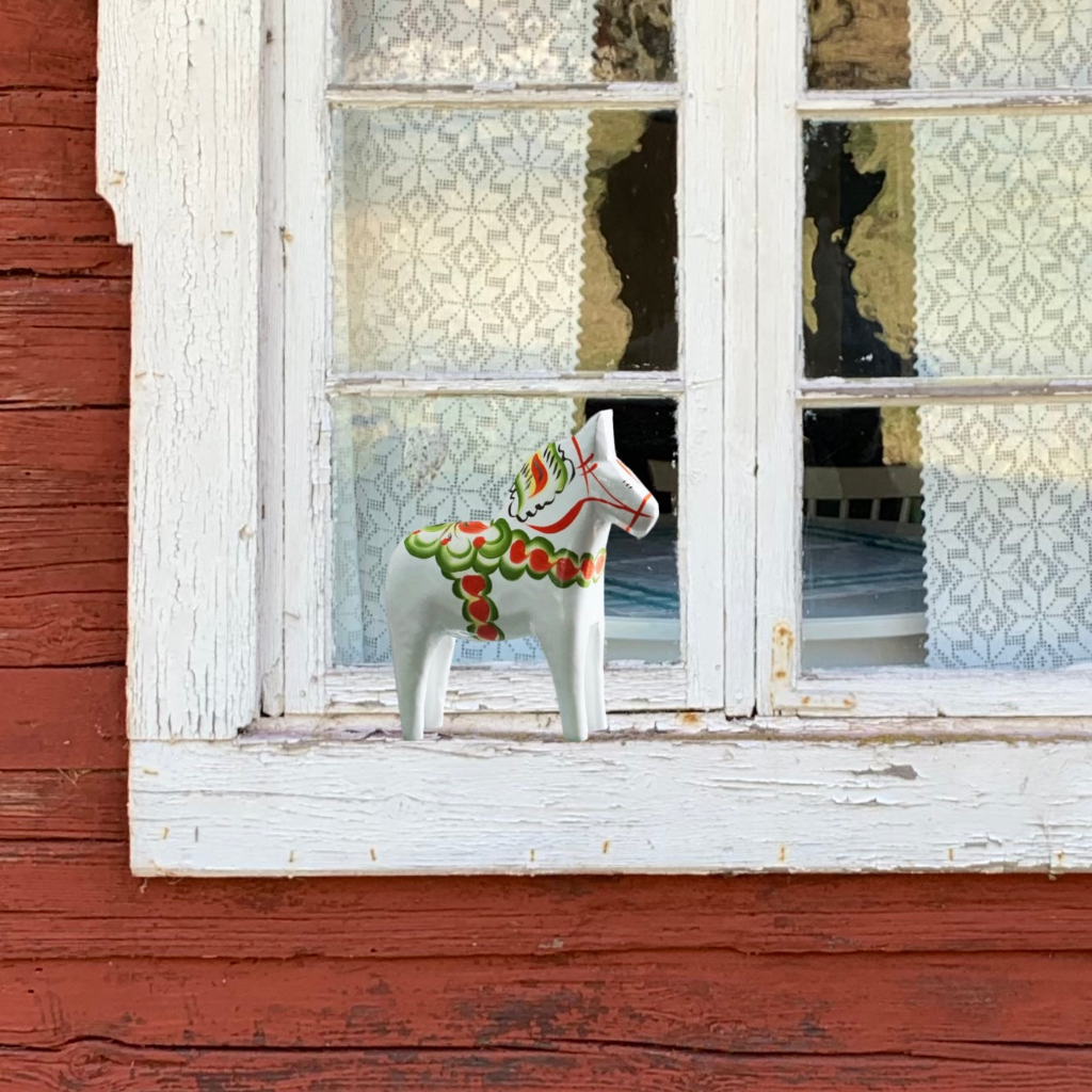 Dalapferd in Weiß auf Fenster