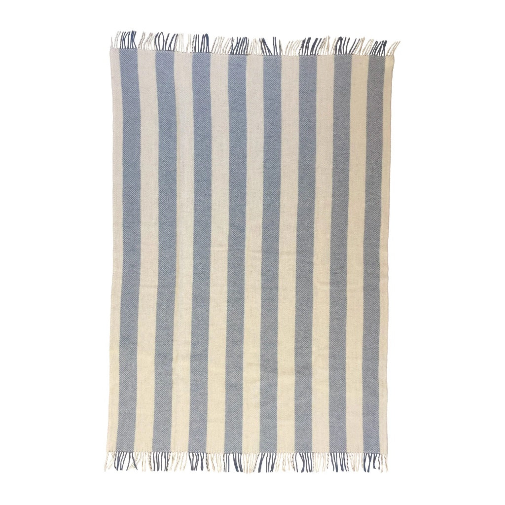 Klippan Wolldecke Gotland Stripe mit bereiten, blauen Längsstreifen