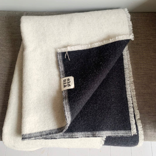 Wolldecke anthrazit und weiße auf Küchenbank liegend