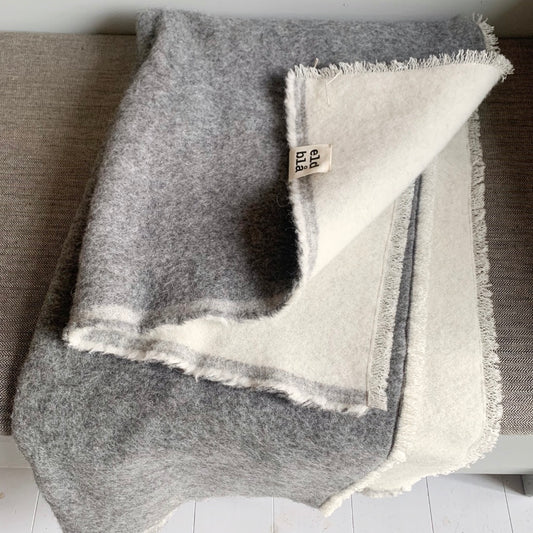 grau weiße Wolldecke auf Küchenbank