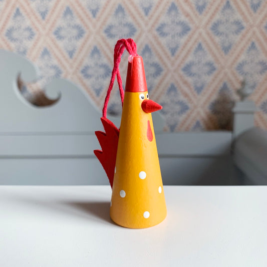 Dekofigur_Holz_Hahn_gelb_mit_Band_Larssons_trae_Mys_Shop