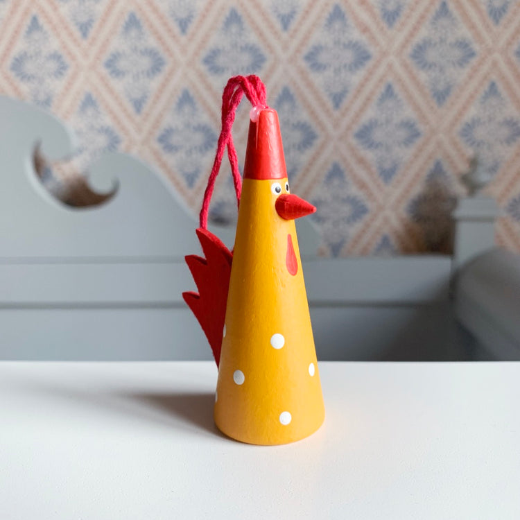 Dekofigur_Holz_Hahn_gelb_mit_Band_Larssons_trae_Mys_Shop