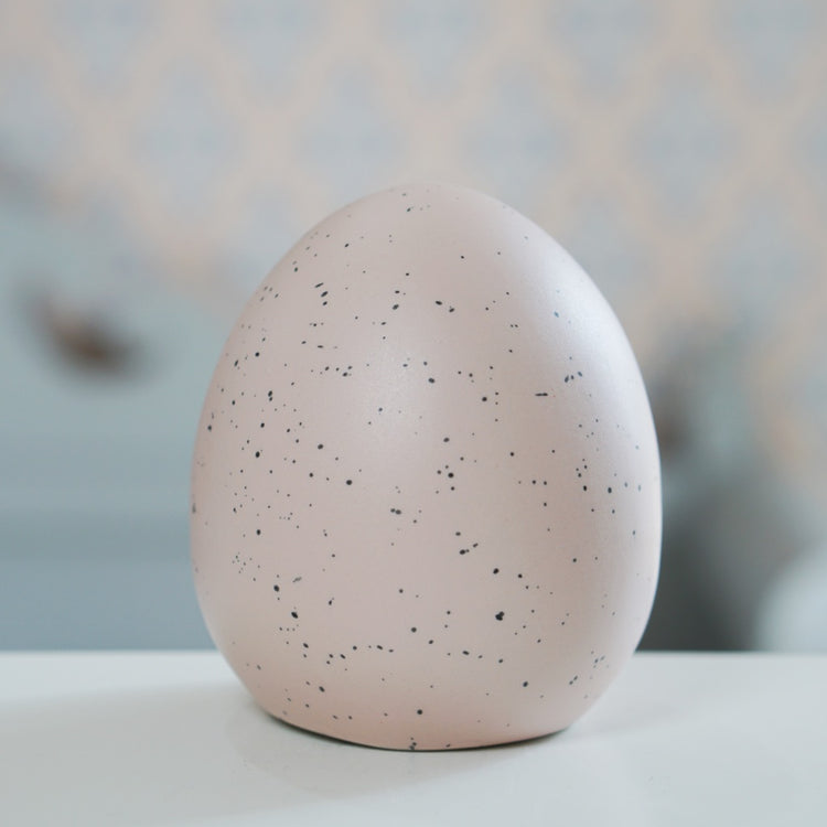 Deko Ei aus matter Keramik in zartem Rosé von Storefactory erhältlich bei MYS