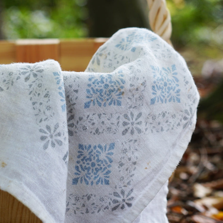 Handtuch Dellen aus Leinen über einem Korb hängend im Wald