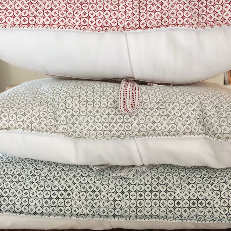 Drei Kissen Destiny gestapelt