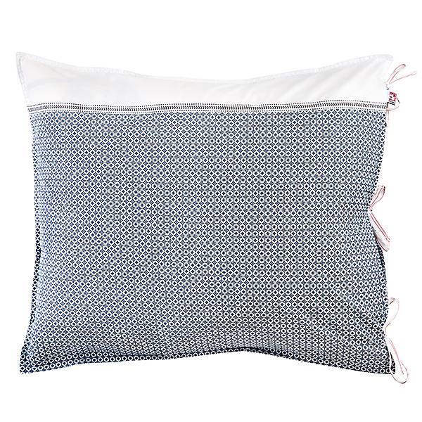 Vorderseite des Kopfkissenbezugs Detiny in blau mit Schmuckkante und Schmuckband, rechts drei Schleifen als Verschluss