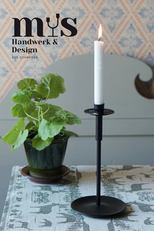 Läufer Djurgården auf Küchentisch mit Pelargonie und Kerzenhalter Klassisk, in der oberen Linken Ecke Mys Logo