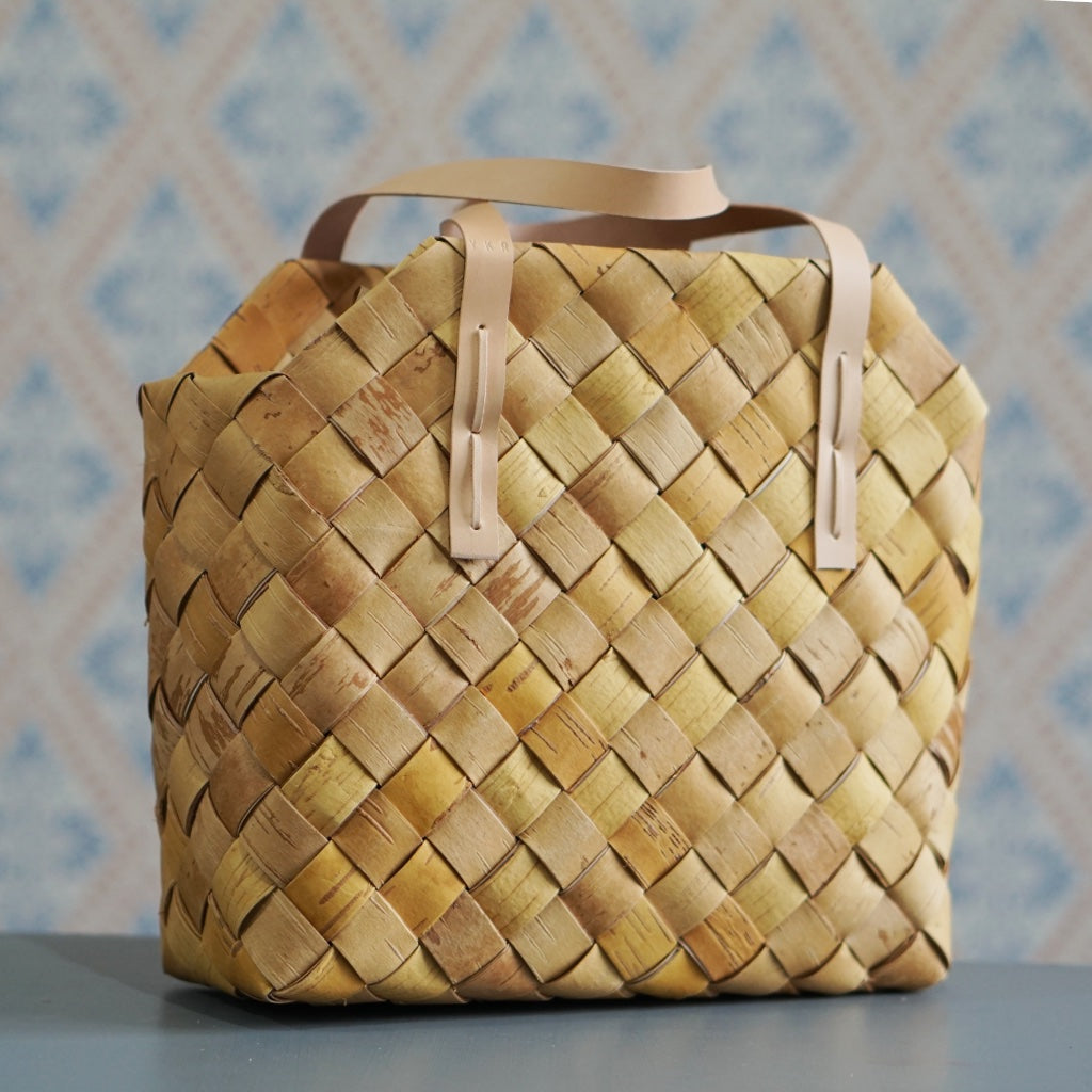Einkaufstasche aus Birkenrinde mit zwei Lederhenkeln