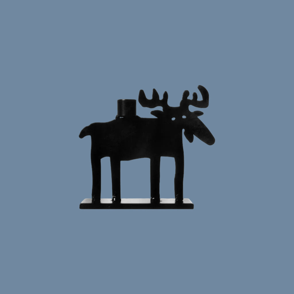 Kerzenstaender aus schwarzem Metall, ausgestanzter Elch auf Grundplatte stehend, auf dem Rücken eine Kerzentüle für Christbaumkerzen
