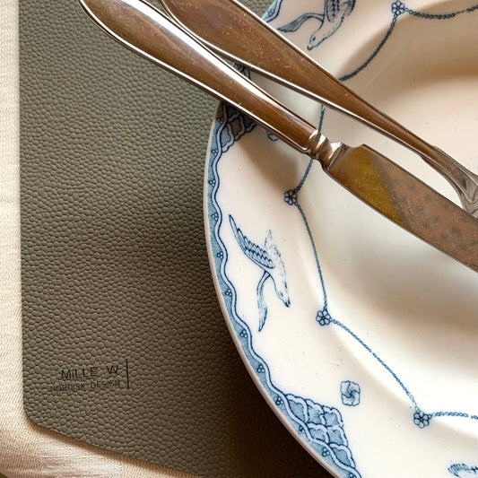 Detail des Tischsets Ellipse grau mit Teller und Besteck