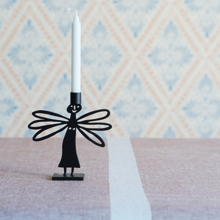 Libellenengel auf Tisch vor schwedischer Tapete