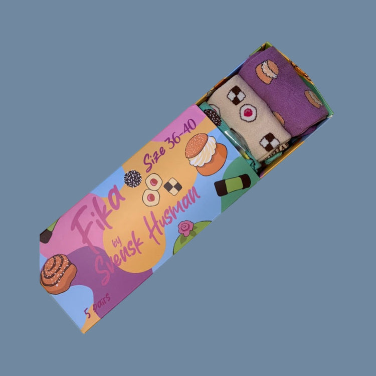 Schachtel mit 5 Paar Socken mit Design Fika