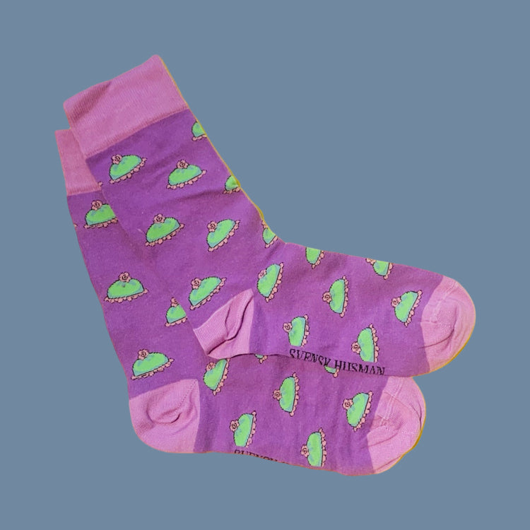 zwei Socken in dunkellila mit helllila Bündchen, Ferse und Zehenspitze mit Prinzesstorten drauf