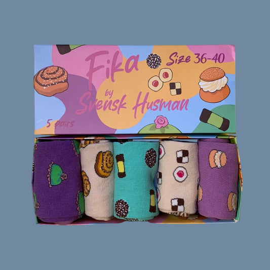 offene Schachtel mit 5 Paar Socken Fika