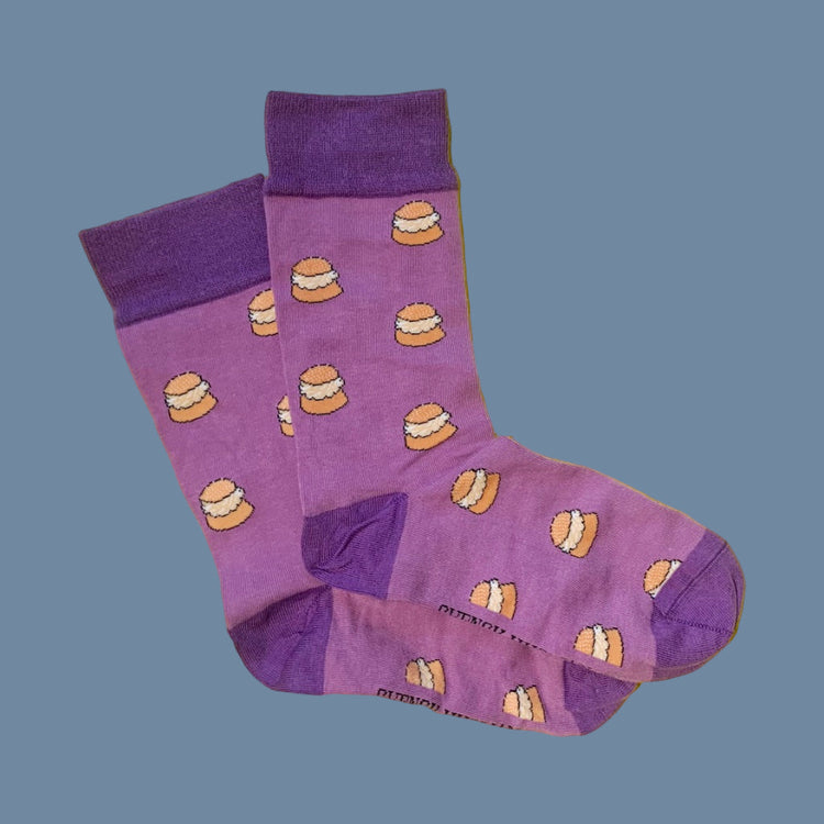 zwei Socken in helllila mit dunkellilaBündchen, Ferse und Zehenspitze mit Semlor drauf