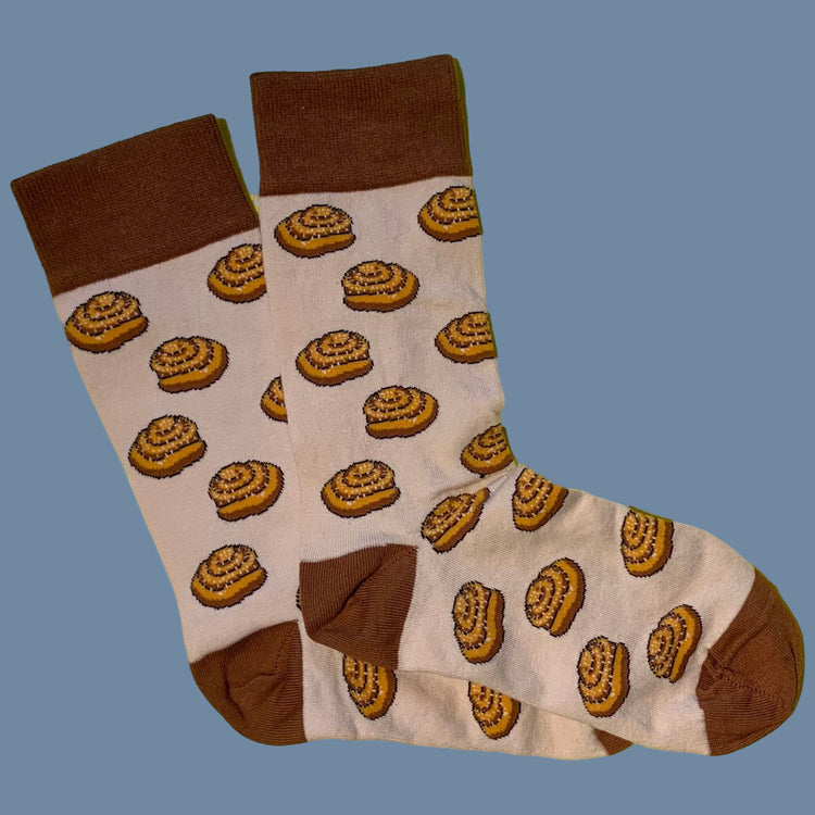 zwei Socken in hellbraun mit Zimtschnecken drauf
