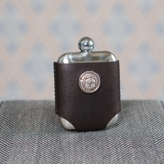 Flachmann aus Edelstahl und Leder mit Plakette Bär von Nya Makeriet erhältlich bei Mys