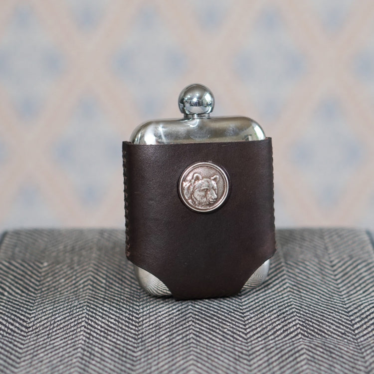 Flachmann aus Edelstahl und Leder mit Plakette Bär von Nya Makeriet erhältlich bei Mys