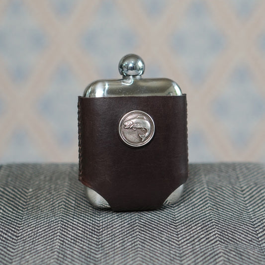 Flachmann aus Edelstahl mit dunkelbrauner Lederhülle und Hechtplakette