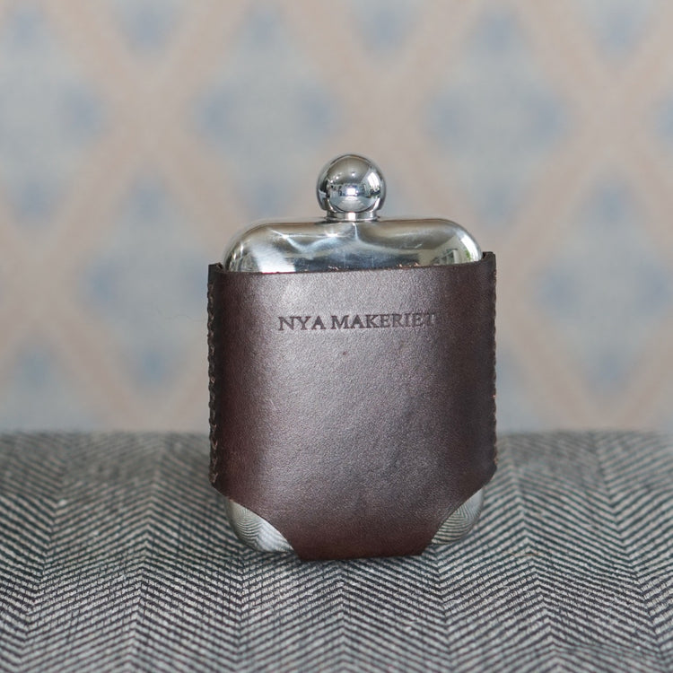 Flachmann aus Edelstahl und Leder Rückseite von Nya Makeriet erhältlich bei Mys