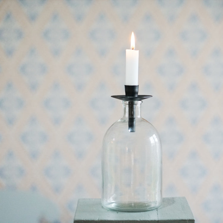 Kerzenhalter Flaska schmal aus Metall in schwarz von Våges auf einer Flasche