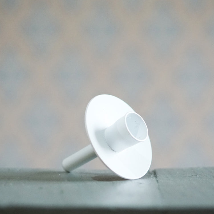 Kerzenhalter Flaskain weiß liegend auf Tisch