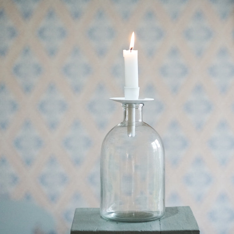 Kerzenhalter Flaska in weiß auf Flasche mit brennender Kerze