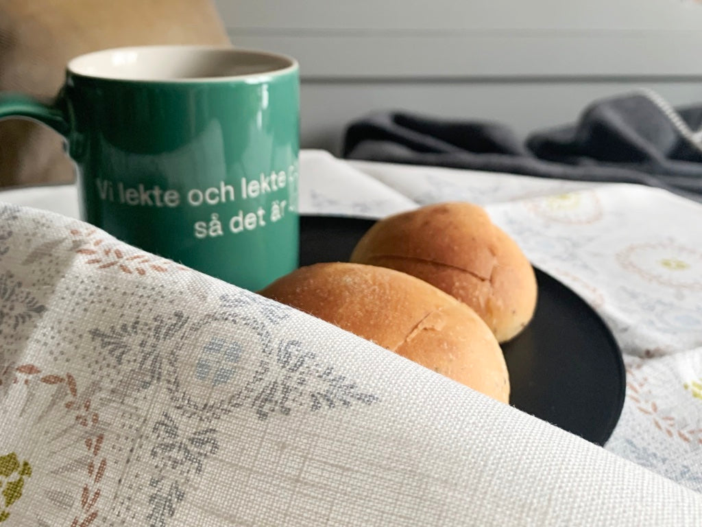 Leinen Handtuch Frost mit zwei Brötchen und einer Kaffeetasse