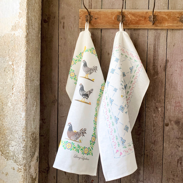 GalLina und Linnea an alter Tür