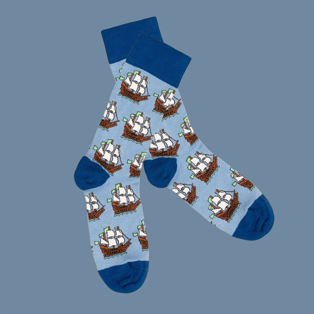 hellblaue Socken mit Schiffen (die Wasa) mit dunkelblauen Details