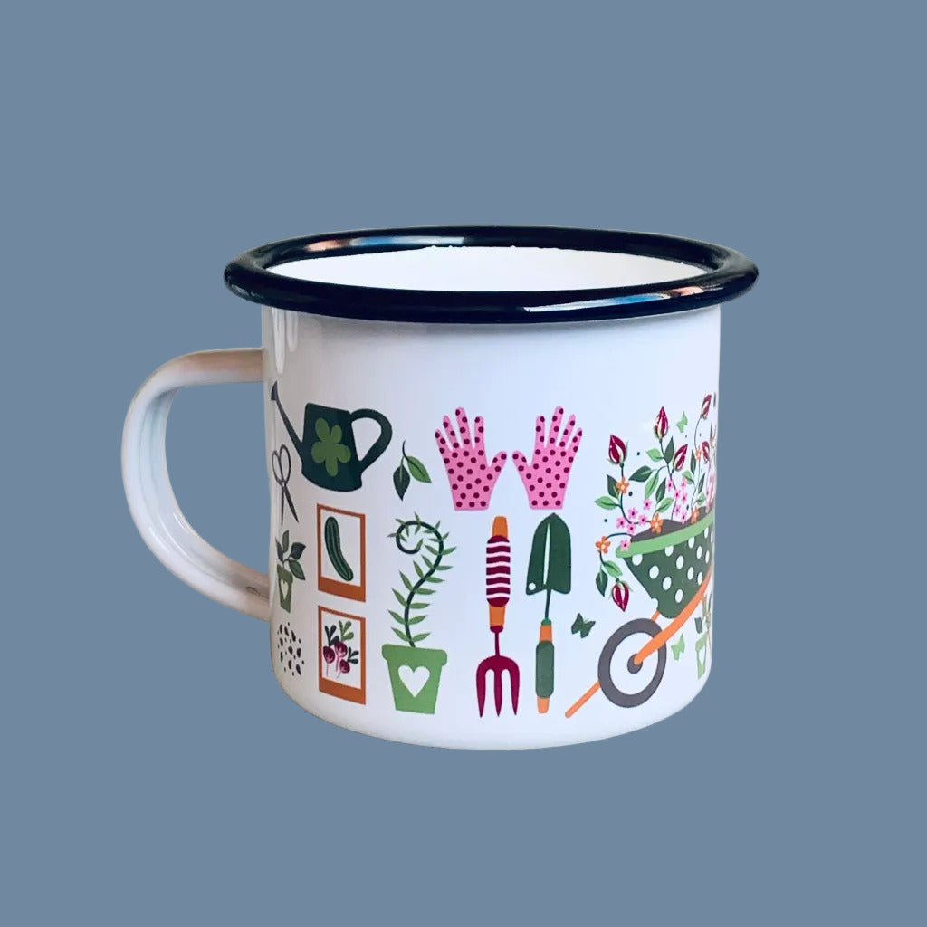 linke Seite der Emaille Tasse mit Garten Motiven vor mysblauem Hintergrund