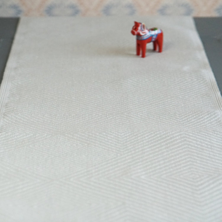 Tischläufer Gåsöga aus Leinen von Klässbols linneväveri erhältlich bei MYS