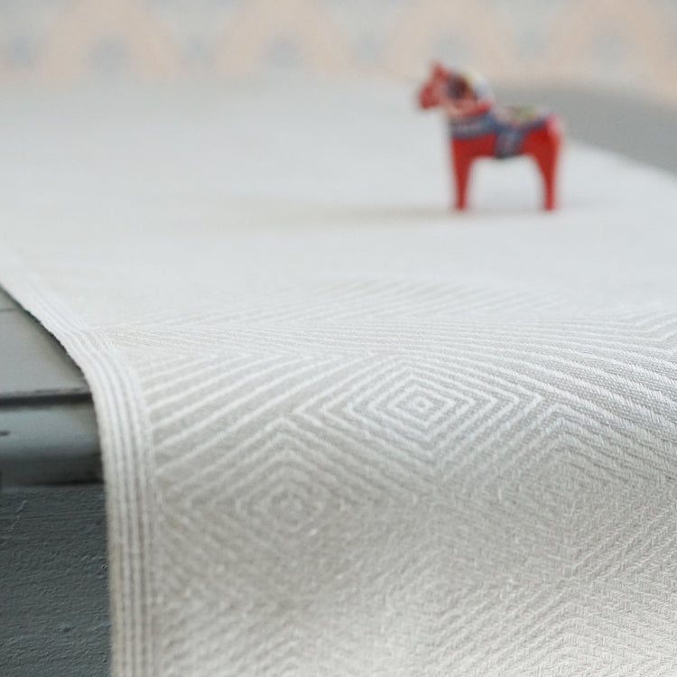 Detail des Tischläufers Gåsöga aus Leinen von Klässbols linneväveri erhältlich bei MYS