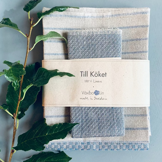 Geschenkset aus Leinen Till Köket mit banderole auf Tisch mit Kischzweig