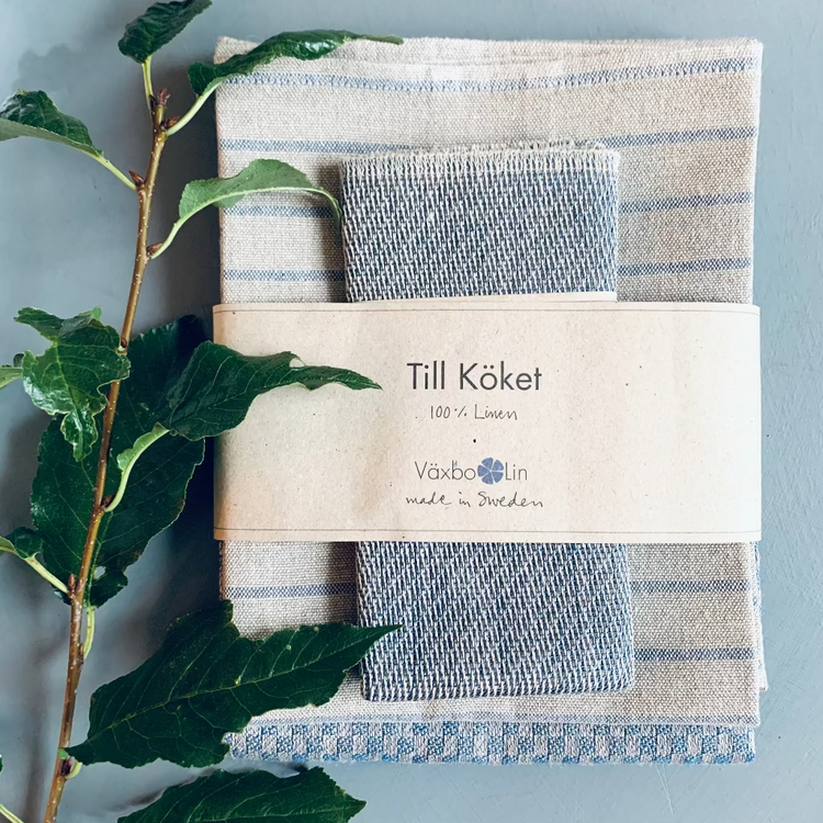 Geschenkset aus Leinen Till Köket mit banderole auf Tisch mit Kischzweig