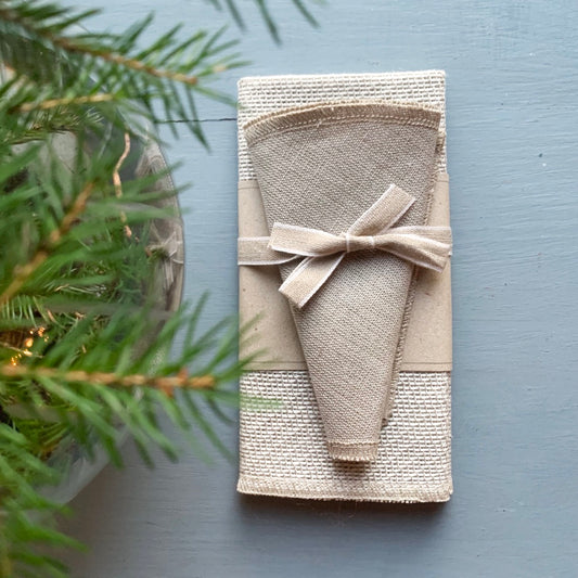 Geschenkset Kaffeefilter und Spültuch aus Leinen mit Band auf Tisch liegend