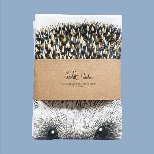 Geschirrtuch mit Igelmotiv gefaltet mit Banderole aus Pappe
