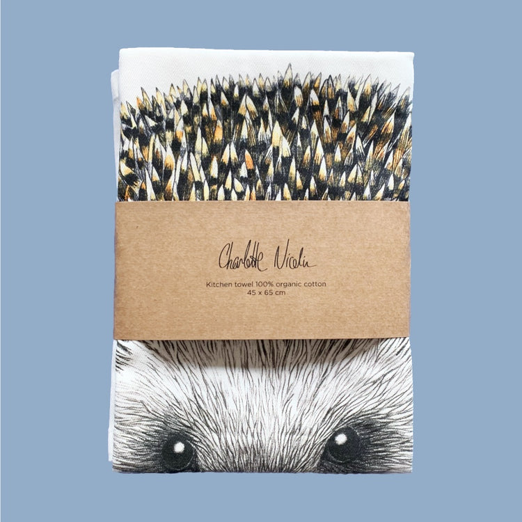 Geschirrtuch mit Igelmotiv gefaltet mit Banderole aus Pappe