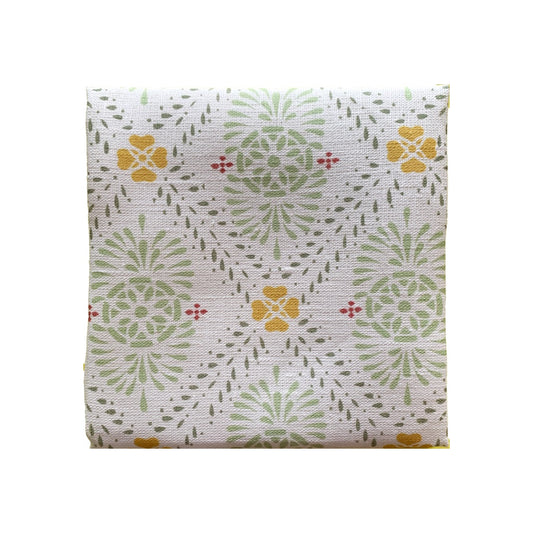 grün gelb grau und ein bisschen rot sind die Farben des Muster suaf diesem Handtuch