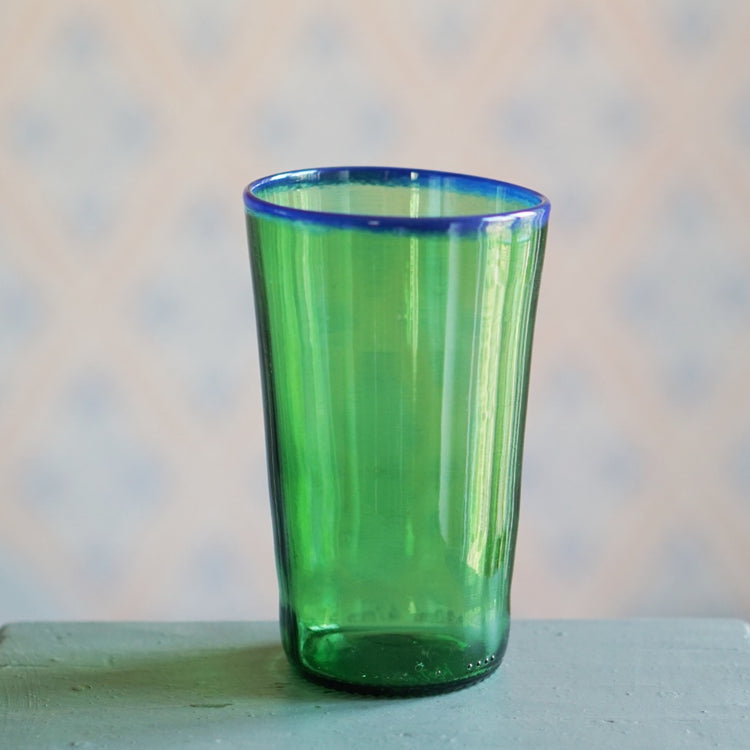 Grünes Trinkglas mit blauem Rand von Persson & Persson erhältlich bei MYS