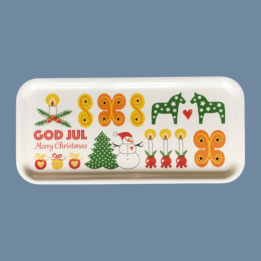 Tablett weß mit Illustrationen in gelb, grün, Orange und rot. Links steht GOD JUL in roten Großbuchstaben, darunter Merry Christmas in rot. Es sind Lussekatter ein Schneemann, Dalapferde und Kugelleuchter abgebildet