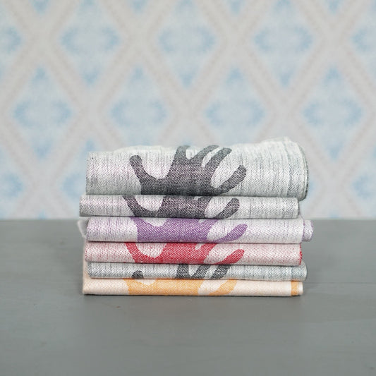 Handtuch Handduken aus Leinen im Stapel mit verschiedenen Farben vor Schwedentapete