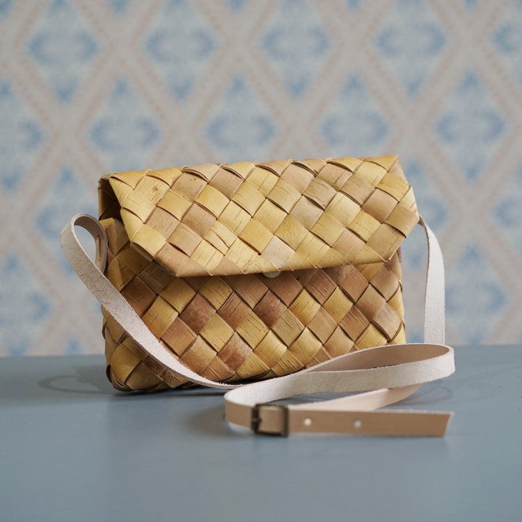 Handtasche aus Birkenrinde Henkel aus Leder von YKR Design erhältlich bei Mys