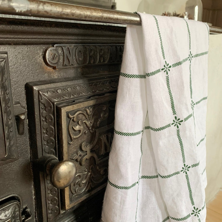 Handtuch Classic mit karierten Linien in grün an einem Küchenofen hängend
