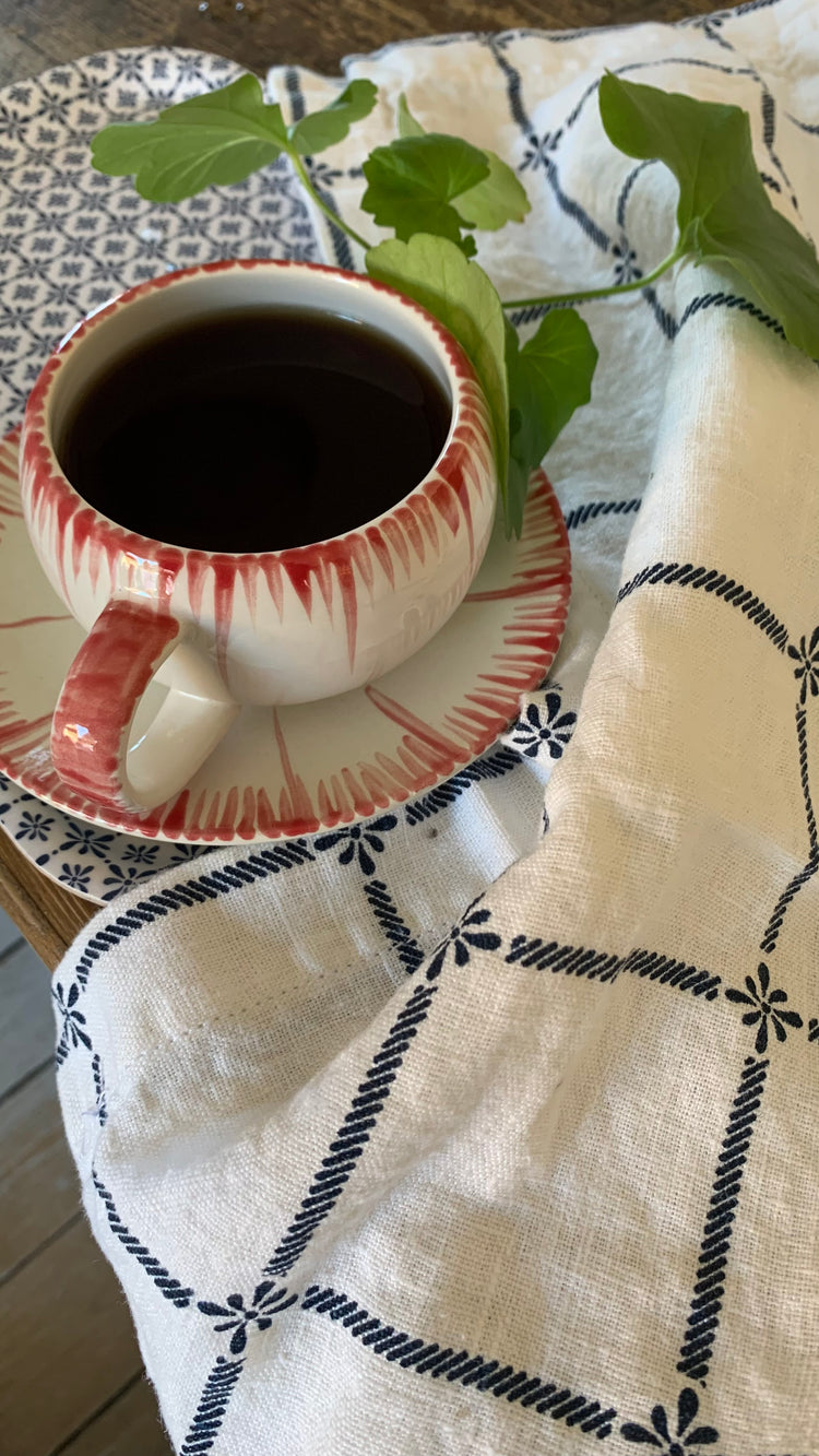 Handtuch Classic blau mit Kaffeetasse und Pelargonie auf Tisch